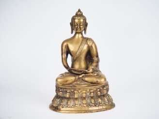 Vente aux enchères Tibet XXe siècle,  Bouddha en bronze doré représenté assis en méditati