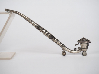 Vente aux enchères Sud-est asiatique XXe siècle, Pipe à tabac en argent à tester (?) fine