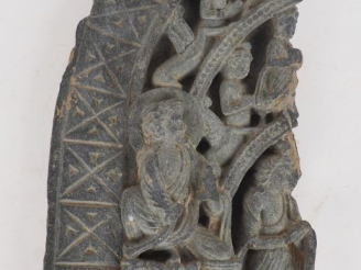 Vente aux enchères Fragment de relief représentant la première prédication du Boudha (?) 