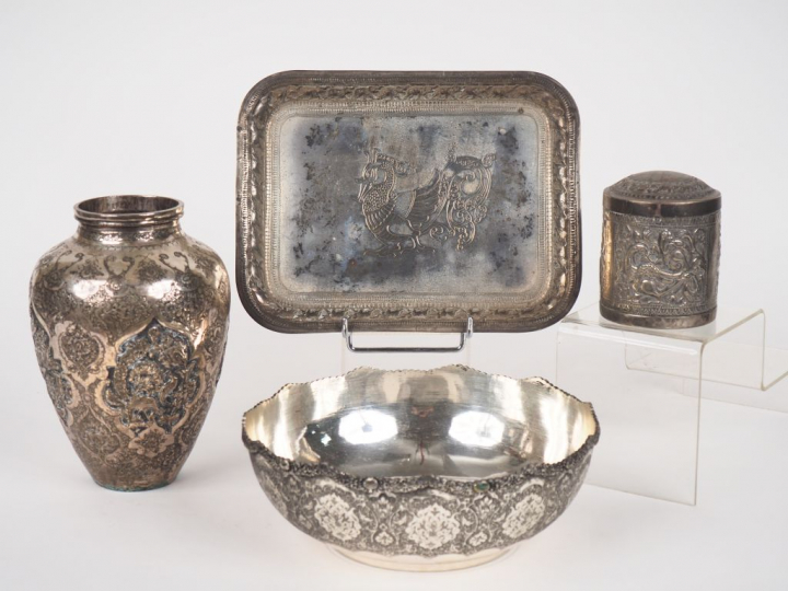 Inde, fin du XIXe siècle,  Lot en argent ciselé et repoussé, comprenan