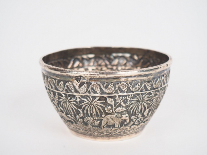 Coupelle en argent indienne à décor ciselé d'un paysage animé Poids. 9