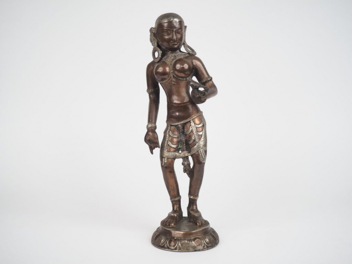 Inde, XXe siècle,  Statuette en cuivre représentant Lakshmi, debout su