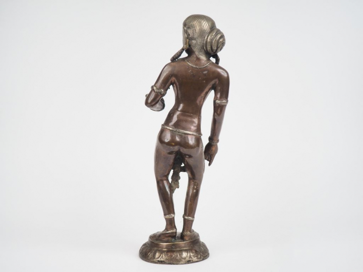 Inde, XXe siècle,  Statuette en cuivre représentant Lakshmi, debout su