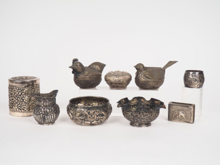 Birmanie, fin du XIXe siècle,  Lot en argent repoussé comprenant neuf 