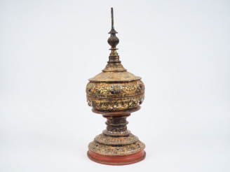 Vente aux enchères Birmanie fin XIXème. Boîte à offrande sur piedouche, couvercle reprena