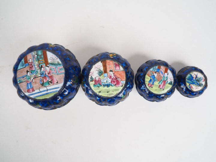 4 boites en métal émaillé à décor de personnages dans des réserves sur