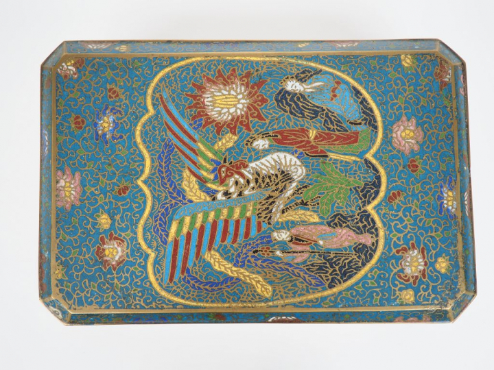 Japon XXe siècle, Boîte couverte quadrangulaire, en émaux champlevés s