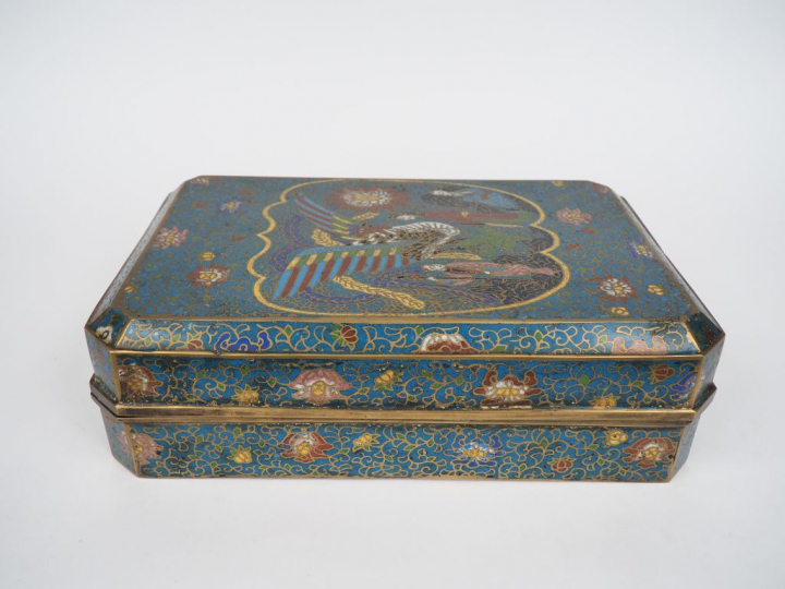 Japon XXe siècle, Boîte couverte quadrangulaire, en émaux champlevés s