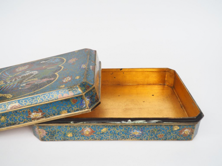 Japon XXe siècle, Boîte couverte quadrangulaire, en émaux champlevés s