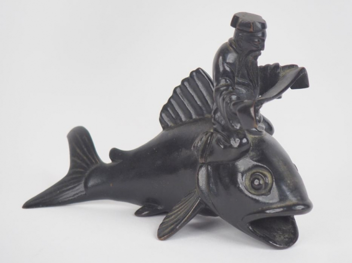 Japon, XXe siècle, Okimono en bronze représentant Ebisu sur sa carpe. 