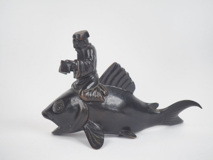 Japon, XXe siècle, Okimono en bronze représentant Ebisu sur sa carpe. 