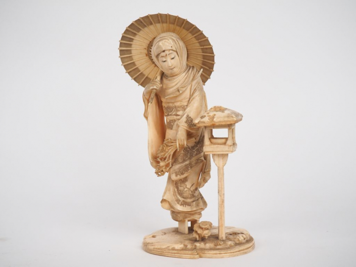 Okimono en ivoire Jeune femme à l'ombrelle et au bouquet de fleurs. El