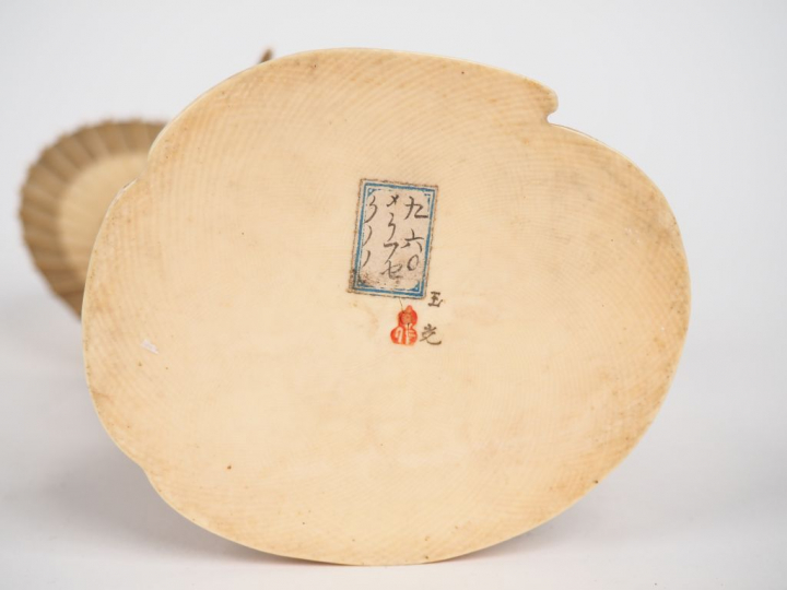 Okimono en ivoire Jeune femme à l'ombrelle et au bouquet de fleurs. El