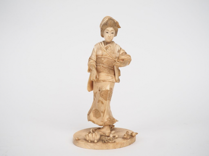 Okimono en ivoire Elephantidae spp. Jeune femme tenant un fruit Dimens