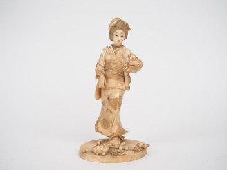 Vente aux enchères Okimono en ivoire Elephantidae spp. Jeune femme tenant un fruit Dimens