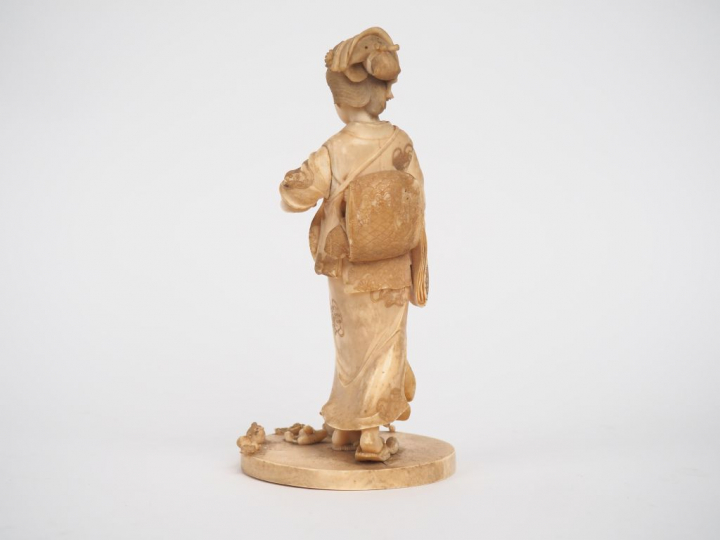 Okimono en ivoire Elephantidae spp. Jeune femme tenant un fruit Dimens