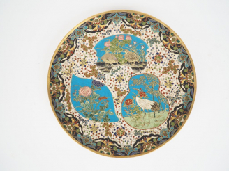 Vente aux enchères Japon, vers 1900 Plat en émaux cloisonnés sur cuivre, à décor en trois