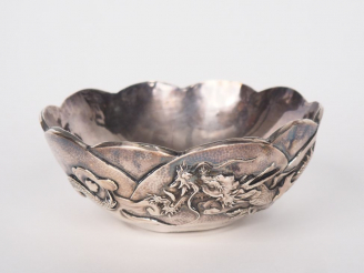 Vente aux enchères Japon fin XIXème - début Xxème Coupe en argent à décor de dragon. Poid