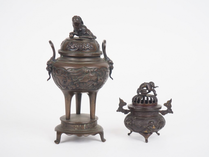 Japon, période Meiji,  Deux brûle-parfums couverts tripodes, en bronze