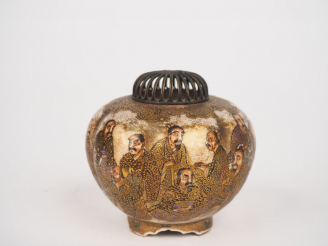 Vente aux enchères Japon, Satsuma fin XIXe siècle, Diffuseur à parfum en faïence de Satsu