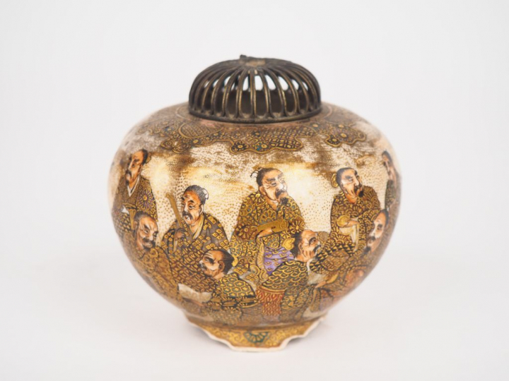 Japon, Satsuma fin XIXe siècle, Diffuseur à parfum en faïence de Satsu