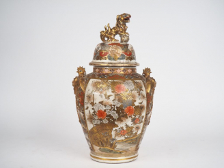 Vente aux enchères Pot couvert en faïence de Satsuma à décor de 4 Arrhat et d'un jardin a