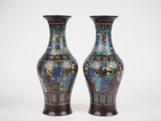 Vente aux enchères Paire de vases balustre en bronze et émaux champlvés à décor polychrom