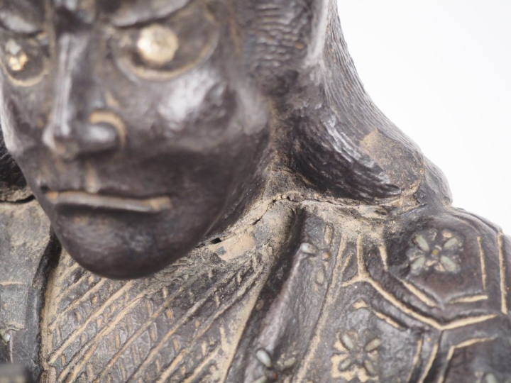 Okimono en terre cuite représentant un Samouraï  Japon Xxème, Période 