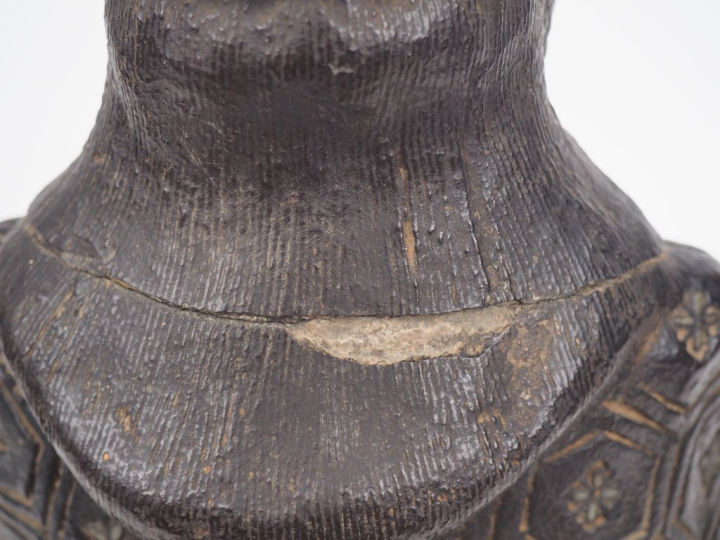 Okimono en terre cuite représentant un Samouraï  Japon Xxème, Période 