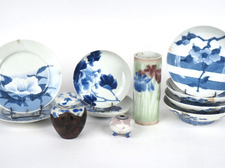 Vente aux enchères Ensemble de porcelaines Fukugawa à décor de fleurs et végétaux en bleu