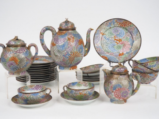 Vente aux enchères Service à thé en porcelaine à décor mille-fleurs. comprenant théière, 
