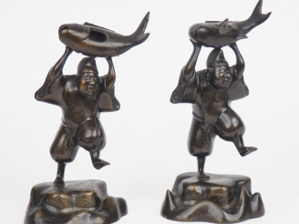 Vente aux enchères 2 statuettes en bronze à patine brune représentant Ebizou tenant une c