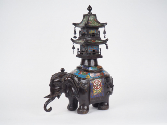 Vente aux enchères Japon vers 1900 Grand sujet en bronze et émaux champlevées, "éléphant 