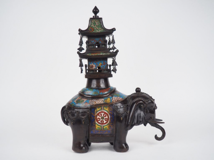 Japon vers 1900 Grand sujet en bronze et émaux champlevées, "éléphant 
