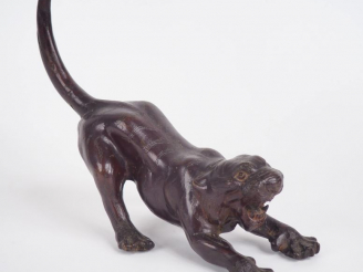 Vente aux enchères Okimono en bronze à patine brune. "Tigre prêt à bondir". Japon, périod