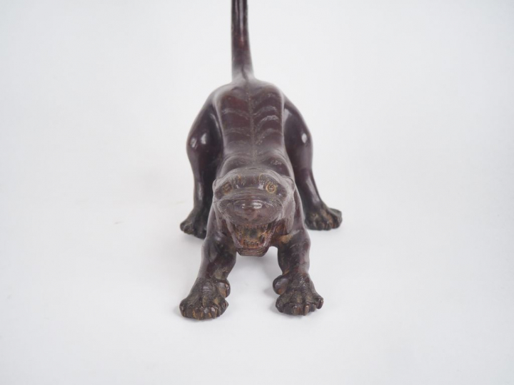 Okimono en bronze à patine brune. "Tigre prêt à bondir". Japon, périod