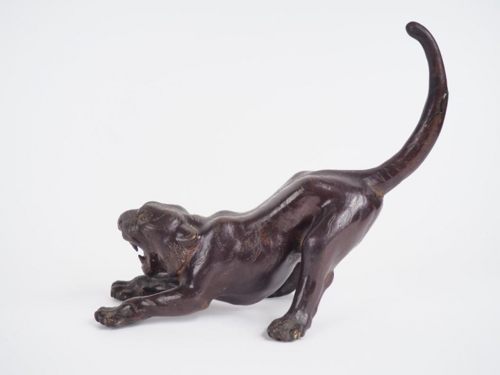 Okimono en bronze à patine brune. "Tigre prêt à bondir". Japon, périod