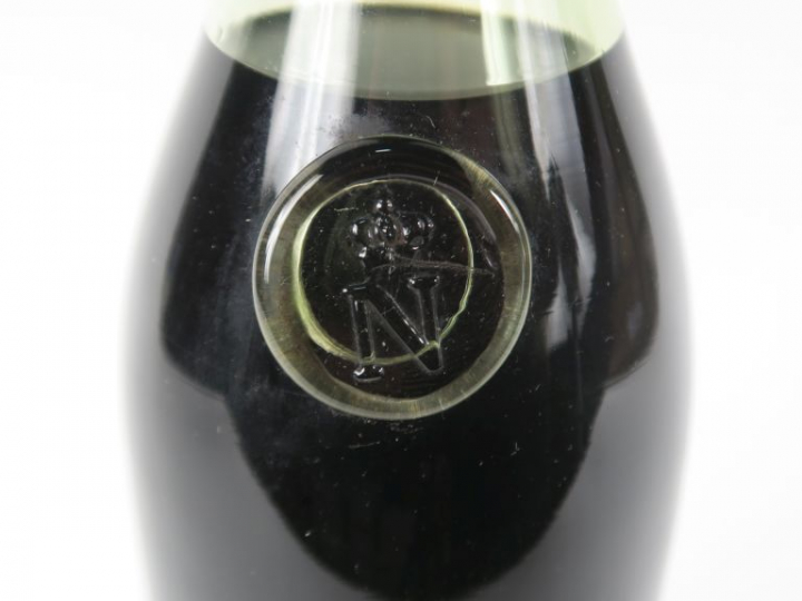 1 TRÈS VIEILLE BOUTEILLE COGNAC NAPOLÉON  MARQUÉ SUR LA CAPSULE 'MAISO