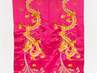 Vente aux enchères Indochine XXe siècle Panneau en soie et lin à décor de deux dragons re