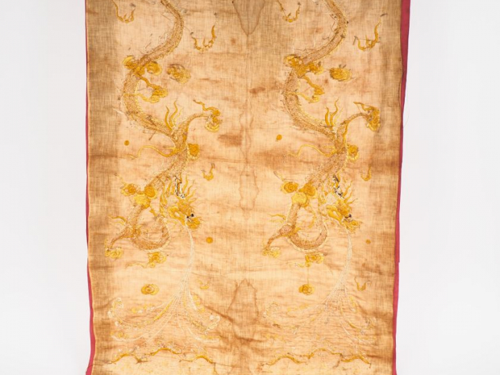 Indochine XXe siècle Panneau en soie et lin à décor de deux dragons re