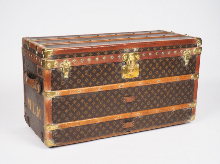 Louis VUITTON. Malle haute,  monogrammée LV au pochoir, montée sur rou