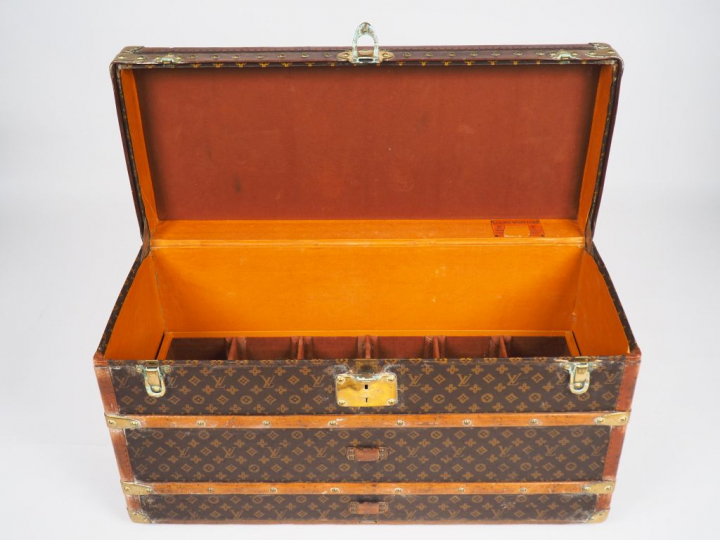 Louis VUITTON. Malle haute,  monogrammée LV au pochoir, montée sur rou
