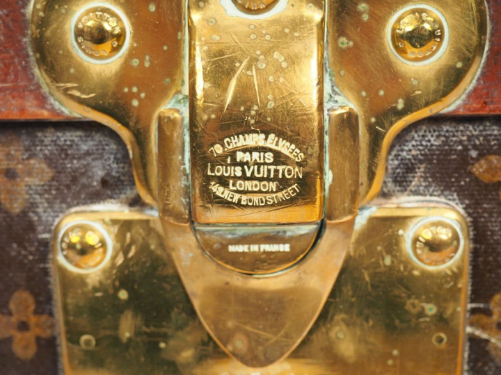 Louis VUITTON. Malle haute,  monogrammée LV au pochoir, montée sur rou