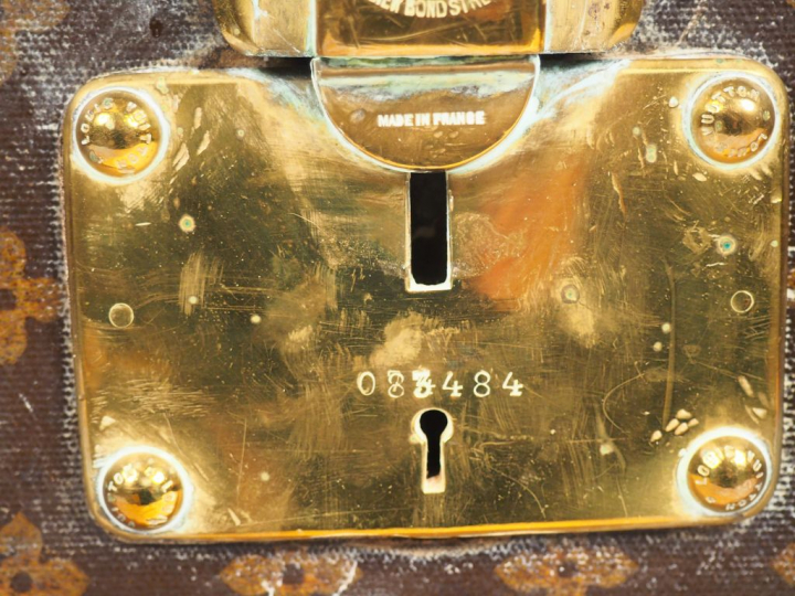 Louis VUITTON. Malle haute,  monogrammée LV au pochoir, montée sur rou