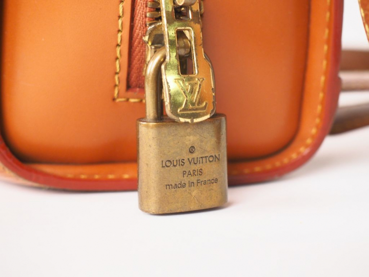 Louis VUITTON  Sac à dos, modèle Mabillon en cuir épi camel. Fermeture