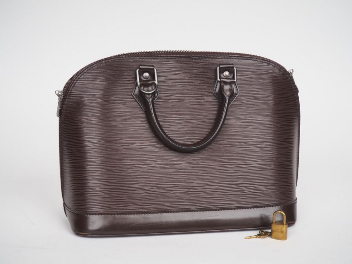 Louis VUITTON. Sac porté main, modèle "Alma", en cuir épi couleur marr