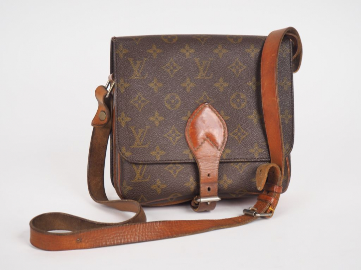 Louis VUITTON. Sac bandoulière en toile monogrammé et cuir naturel. 19