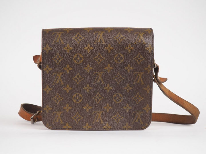 Louis VUITTON. Sac bandoulière en toile monogrammé et cuir naturel. 19