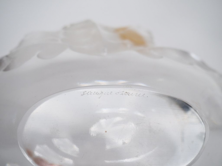 LALIQUE France. Coupe en verre blanc moulé pressé à décor feuillagé. S