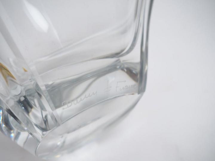 LALIQUE France. Coupe en verre blanc moulé pressé à décor feuillagé. S